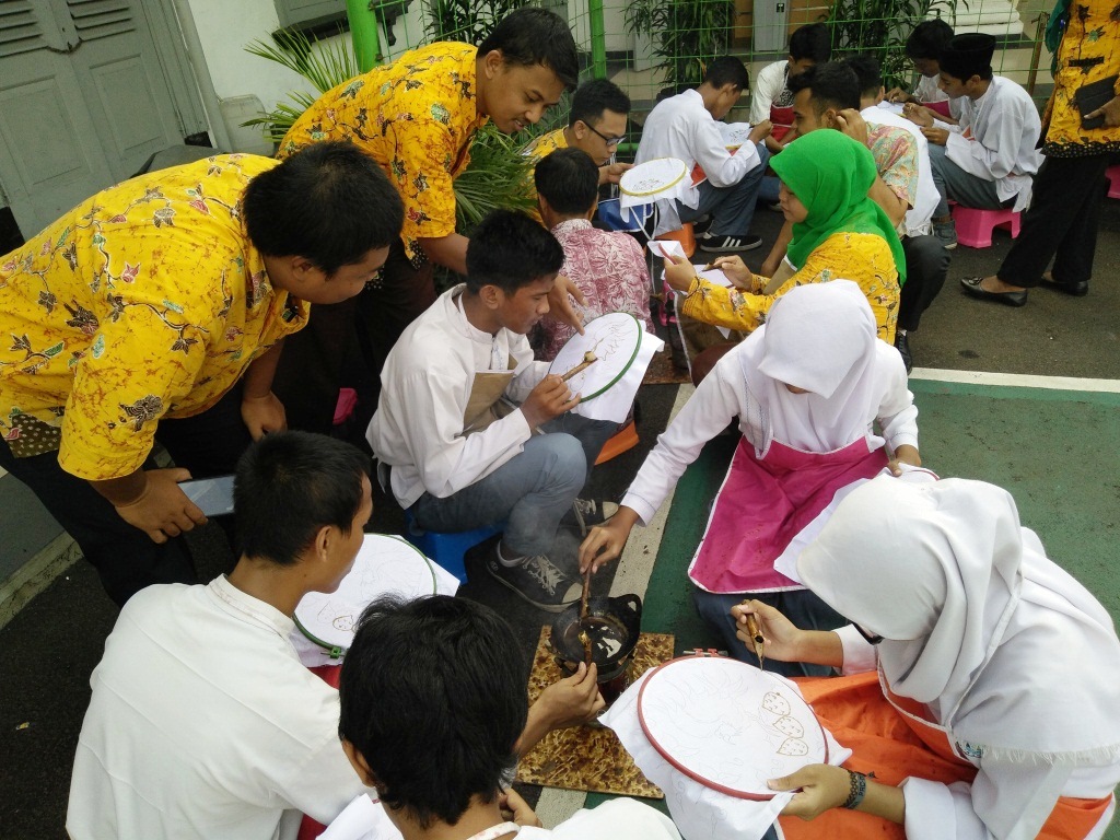 Siswa Siswi Membatik di dampingi Oleh Bapak/Ibu Guru SMKN 1 Jakarta