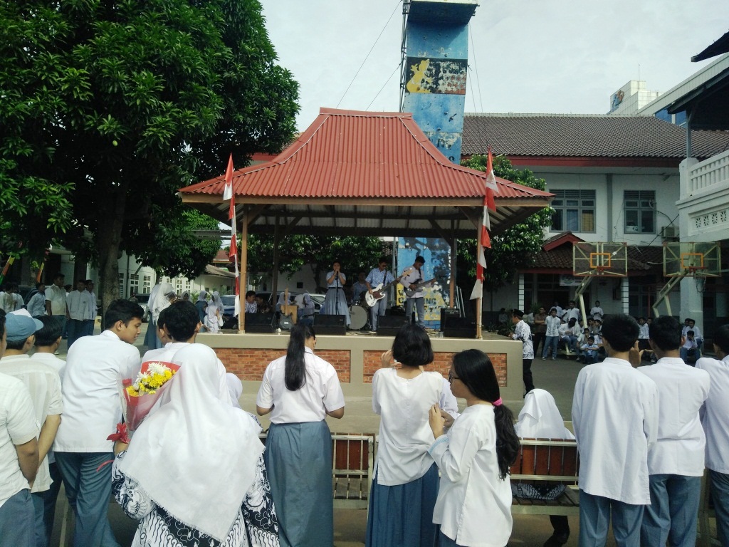 Siswa dan Guru Menyaksikan Penampilan Band SMKN 1 Jakarta