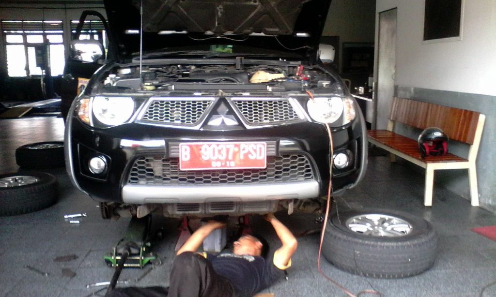 Pak Rojikin sedang perbaikan master Kopling Mitsubishi Strada